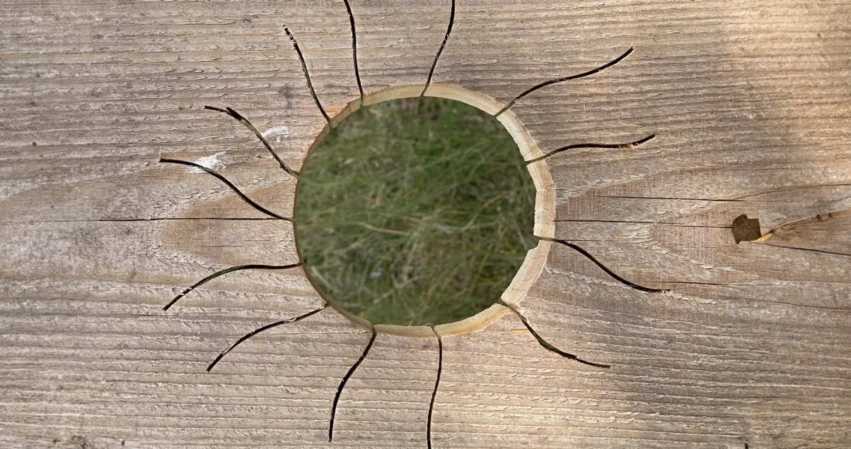 Holzwand mit Sonne